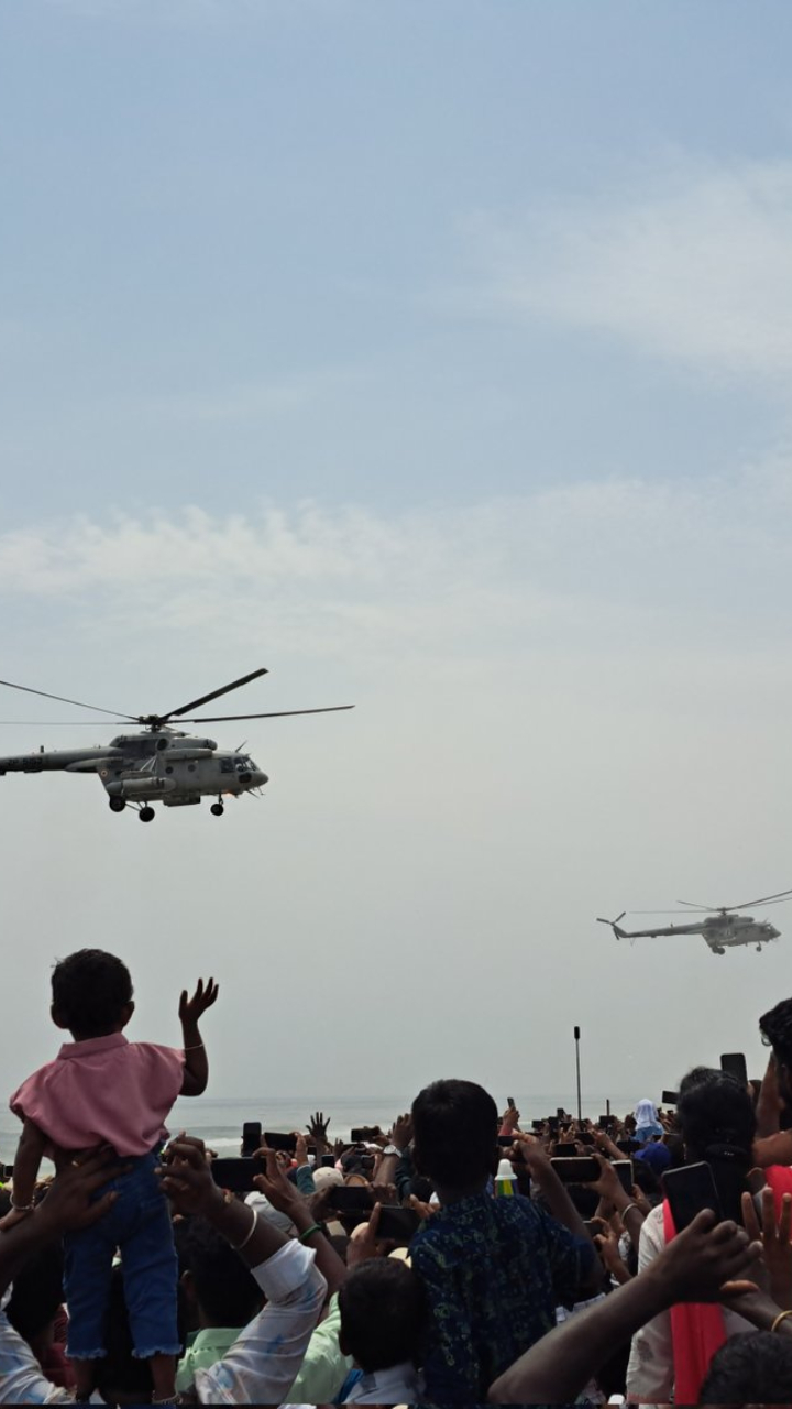 IN PICS | Chennai IAF airshow: How bad was the crowd, traffic at Marina Beach as 5 dead, Velachery railway station crowded?