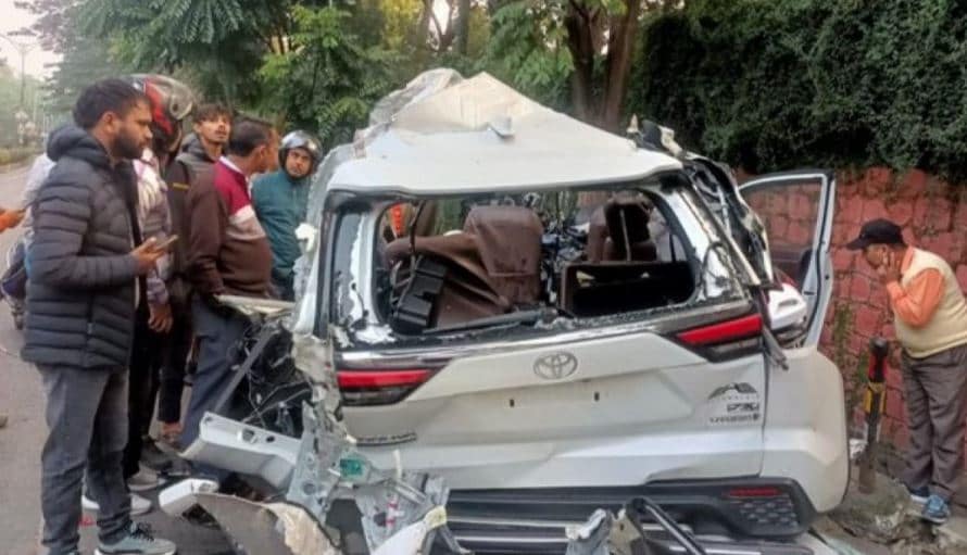 The mangled remains of the Innova that met with an accident at ONGC Chowk in Dehradun | X 