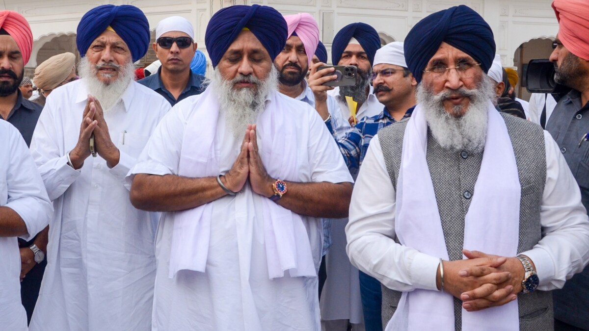 Shiromani Akali Dal chief Sukhbir Singh Badal offers prayers at Golden Temple | PTI