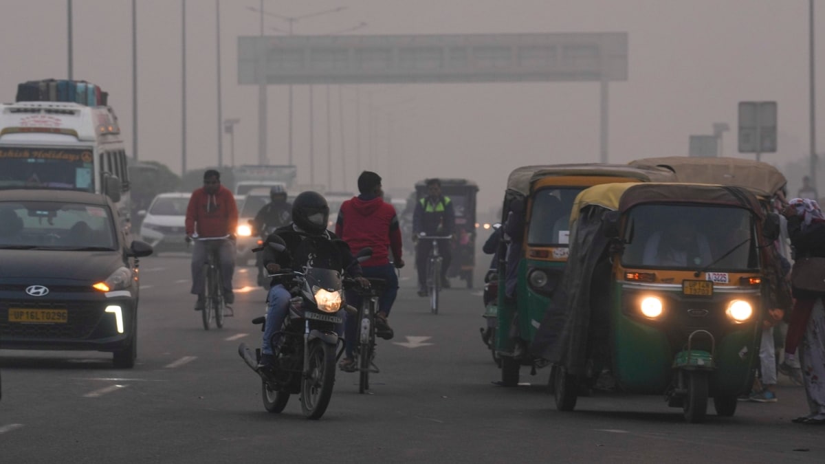 People commute amid smoggy conditions, in New Delhi | PTI 