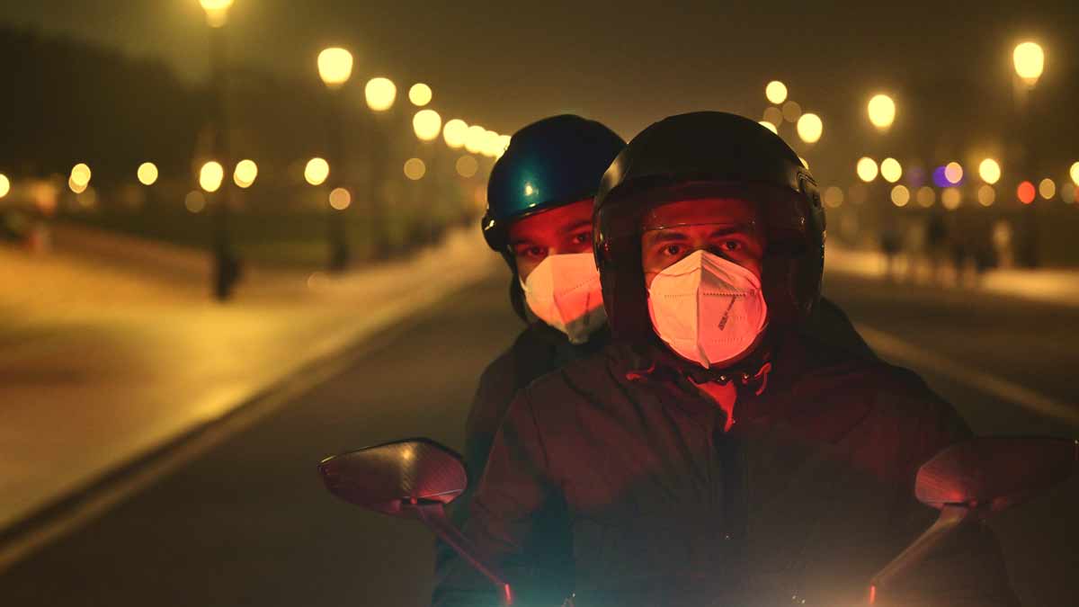 Two persons travelling on a bike amid thick fog in Delhi | Rahul R. Pattom / Manorama