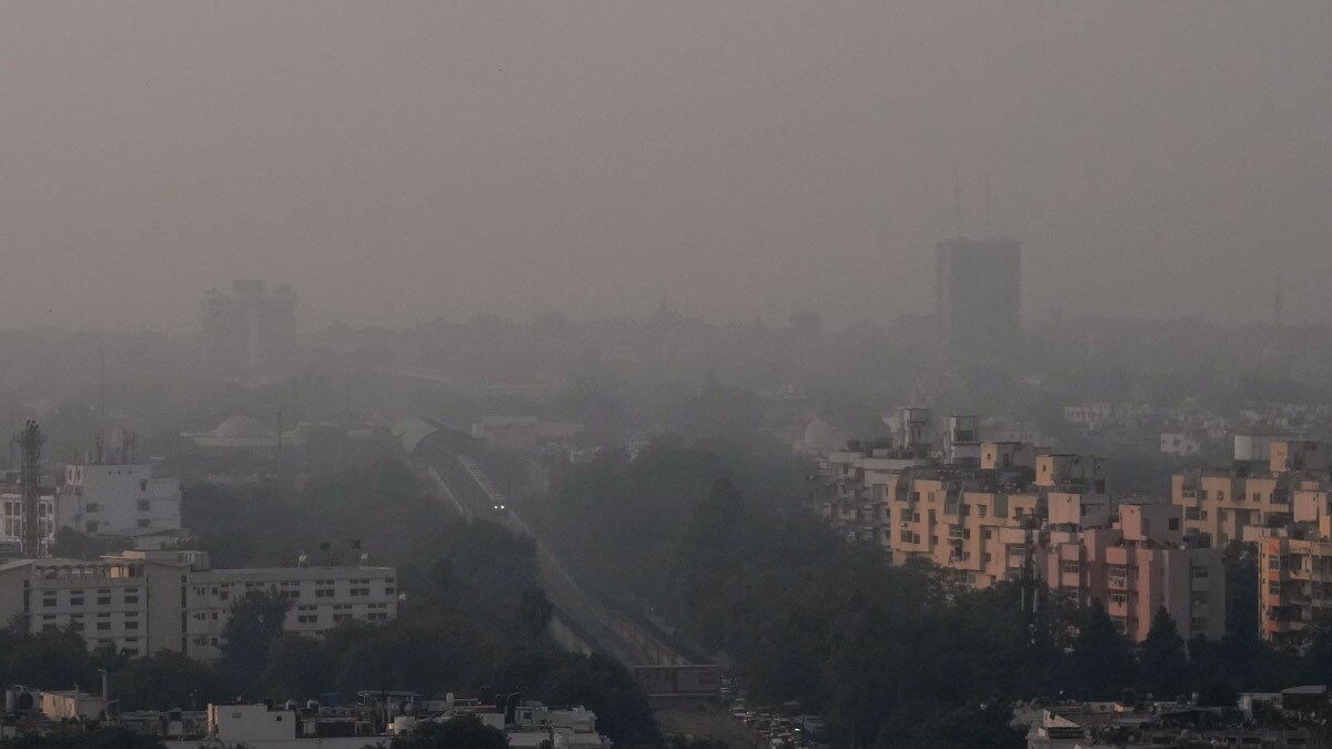 A thick layer of smog envelops the sky in Delhi | AP