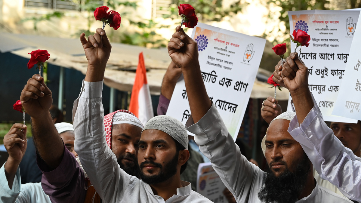 Protesters hold red roses during their agitation in Kolkata over the recent arrest of Hindu spiritual leader Chinmoy Krishna Das in Bangladesh | Salil Bera