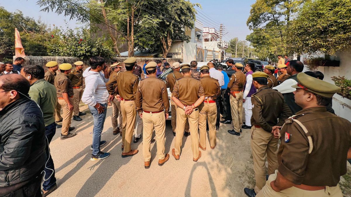 Security personnel deployed outside the residence of LoP in Uttar Pradesh Assembly and Samajwadi Party leader Mata Prasad Pandey, who was to lead a 15-member SP delegation on a visit to violence-hit Sambhal, in Lucknow, Saturday, Nov. 30, 2024 | PTI