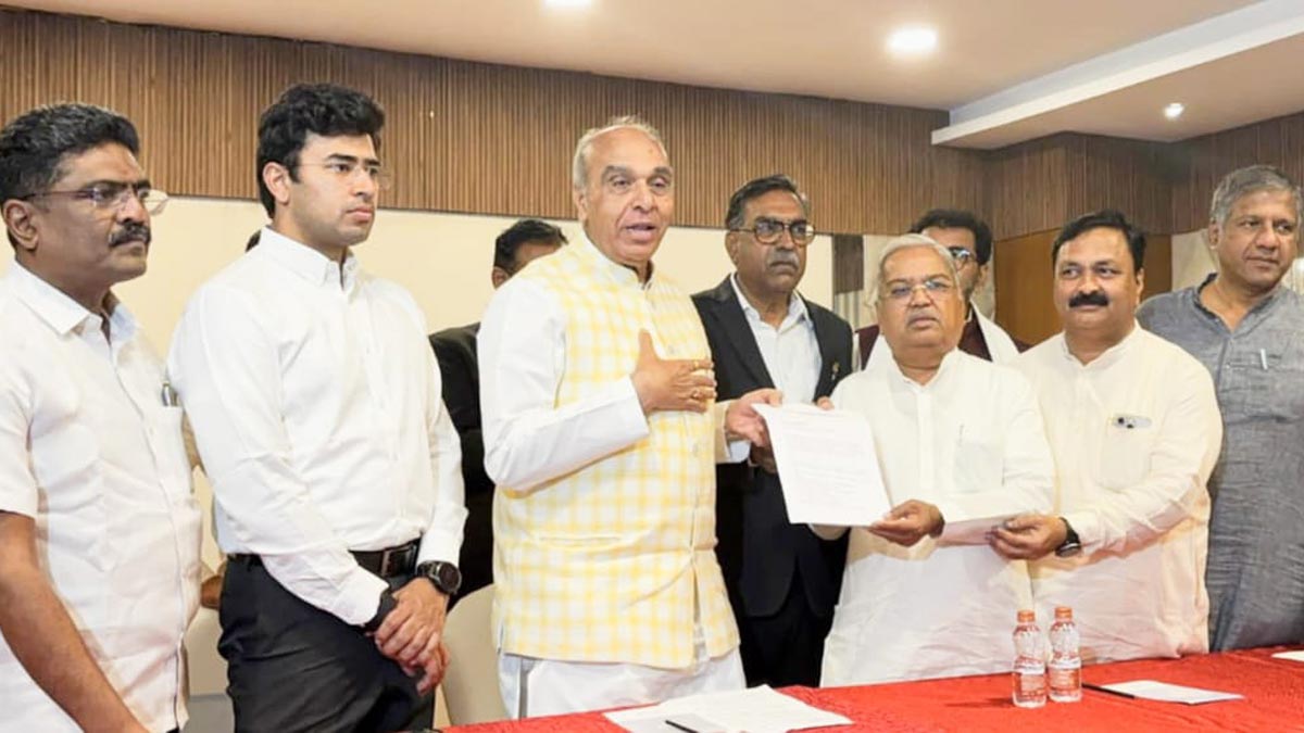 JPC chief Jagadambika Pal with Karnataka BJP's fact-finding committee members at Hubballi 