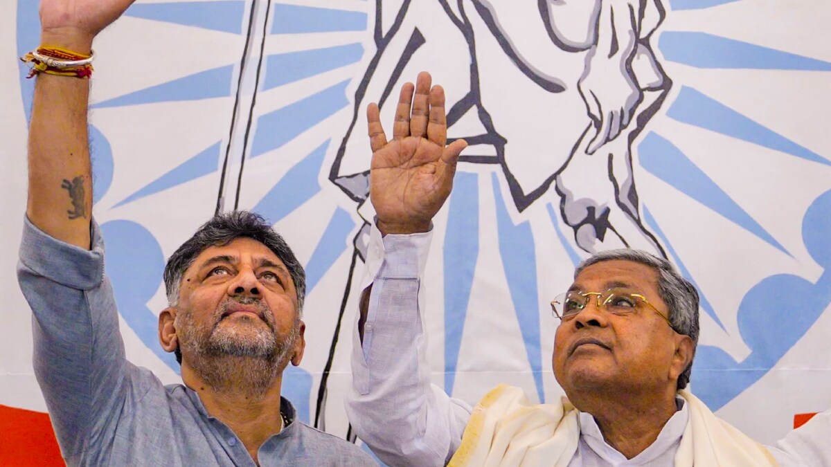Karanataka Deputy Chief Minister D.K. Shivakumar with his Chief Minister Siddaramaiah | PTI