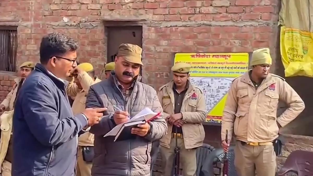 asi-team-sambhal-pti