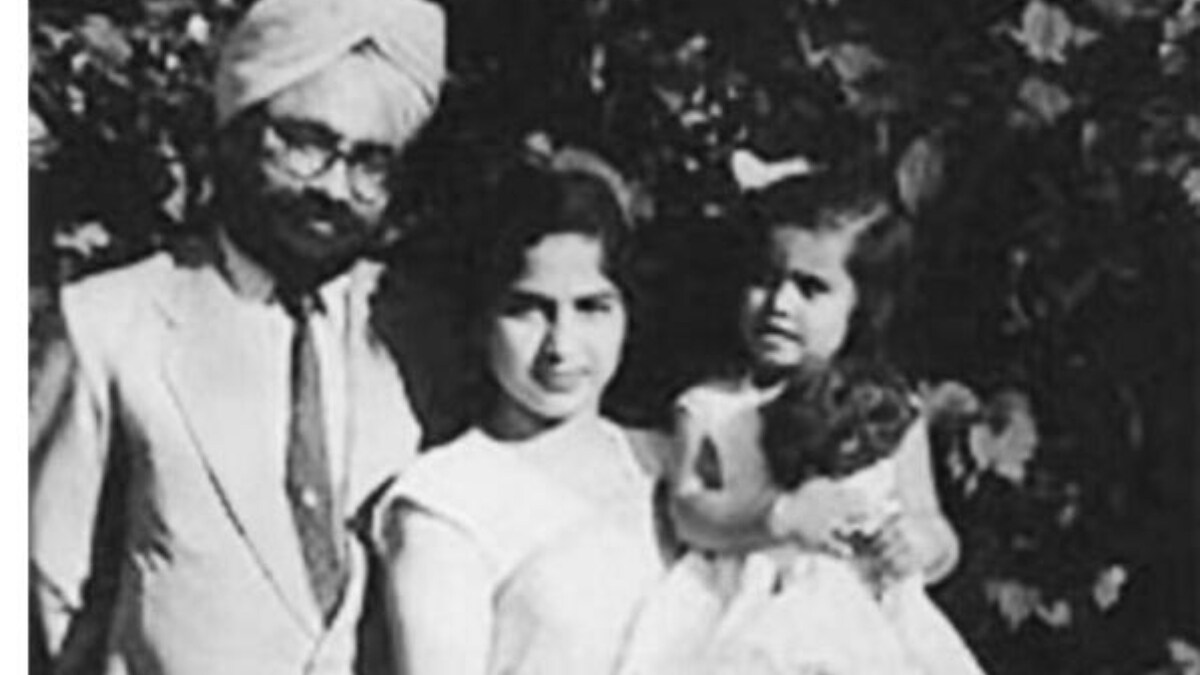 An old image of Dr Manmohan Singh with his wife Gurcharan Kaur and their daughter | X 