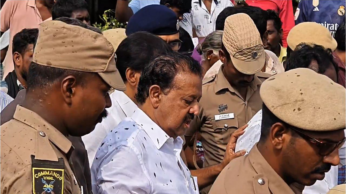 Mud thrown at DMK Minister Ponmudy