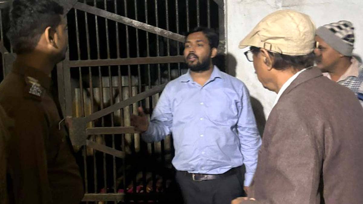 Faizal Khan, also known as 'Khan Sir' (centre) | via X