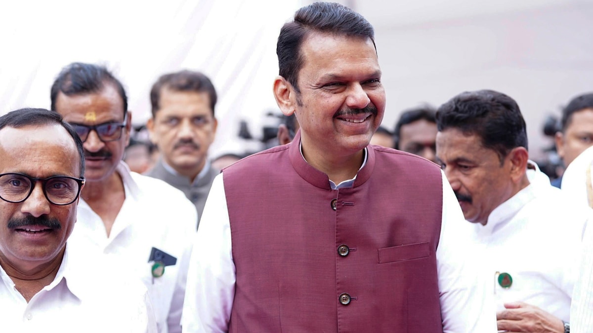 **EDS: IMAGE VIA @CMOMaharashtra** Mumbai: Maharashtra Chief Minister Devendra Fadnavis arrives during the Special session of Maharashtra Assembly, at Vidhan Bhavan, in Mumbai, Monday, Dec. 9, 2024. (PTI Photo)   (PTI12_09_2024_000148B)