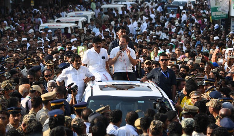വയനാട് ലോകസഭ മണ്ഡലത്തിലെ പടിഞ്ഞാറത്തറയിൽ നടത്തിയ റോഡ് ഷോയിൽ പ്രസംഗിക്കുന്ന രാഹുൽ ഗാന്ധി എംപി. ചിത്രം: മനോരമ