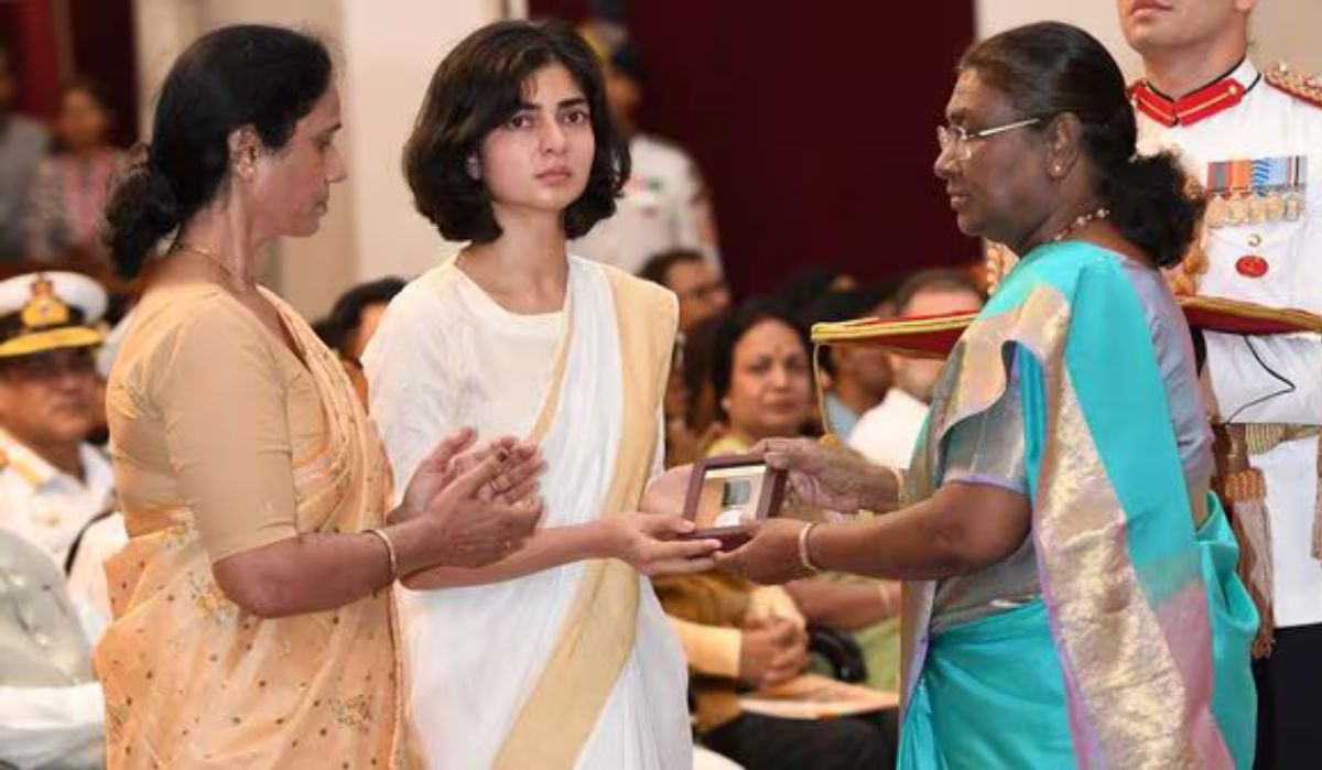 Kirti Chakra Captain Anshuman Singh's widow Smriti Singh | Instagram/@rashtrapatibhvn