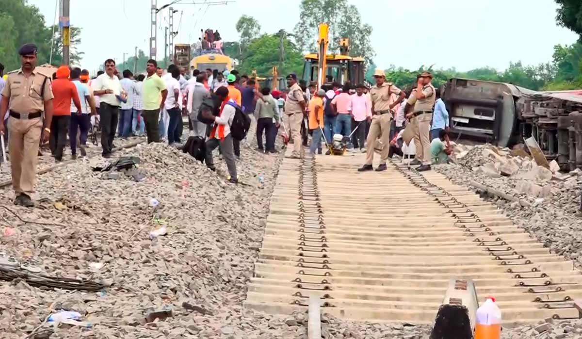 Police personnel and railways workers during restoration work after eight coaches of the Chandigarh-Dibrugarh Express derailed | PTI