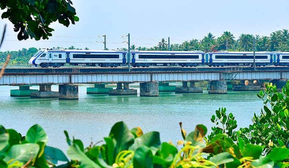 AA Vande Bharat train passing through the Moidu bridge in Kannur, Kerala | Dhanesh T.P.n passing through the Moidu bridge in Kannur, Kerala | Dhanesh T.P.