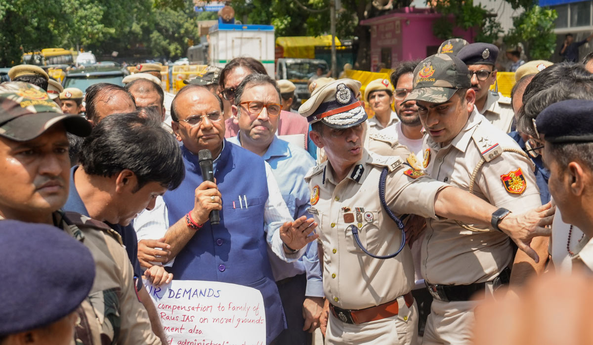 Delhi Lt. Governor V.K. Saxena speaks to students protesting at Old Rajinder Nagar | PTI