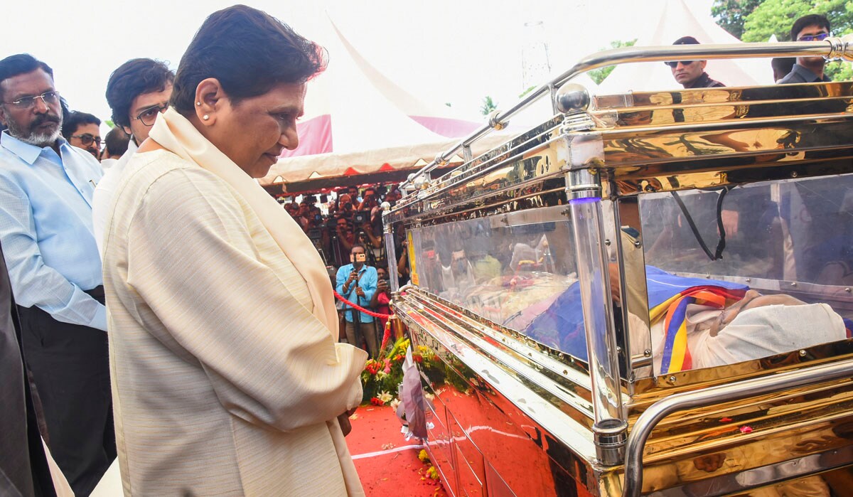 Chennai: Bahujan Samaj Party (BSP) chief Mayawati pays her last respects to the mortal remains of party leader K. Armstrong, who was hacked to death by a six-member gang, in Chennai, Sunday, July 7, 2024. (PTI Photo)(PTI07_07_2024_000074B)