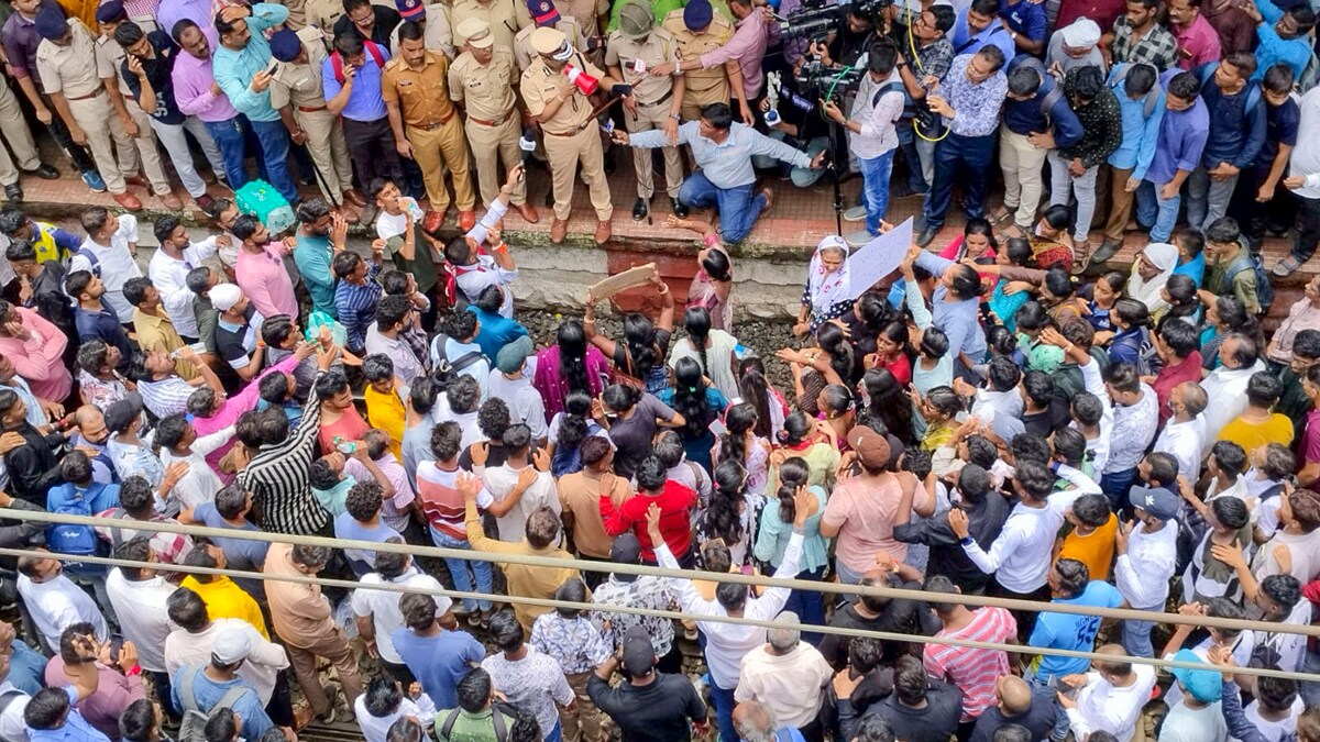 Massive-protests-badlapur-sexual-assault-pti