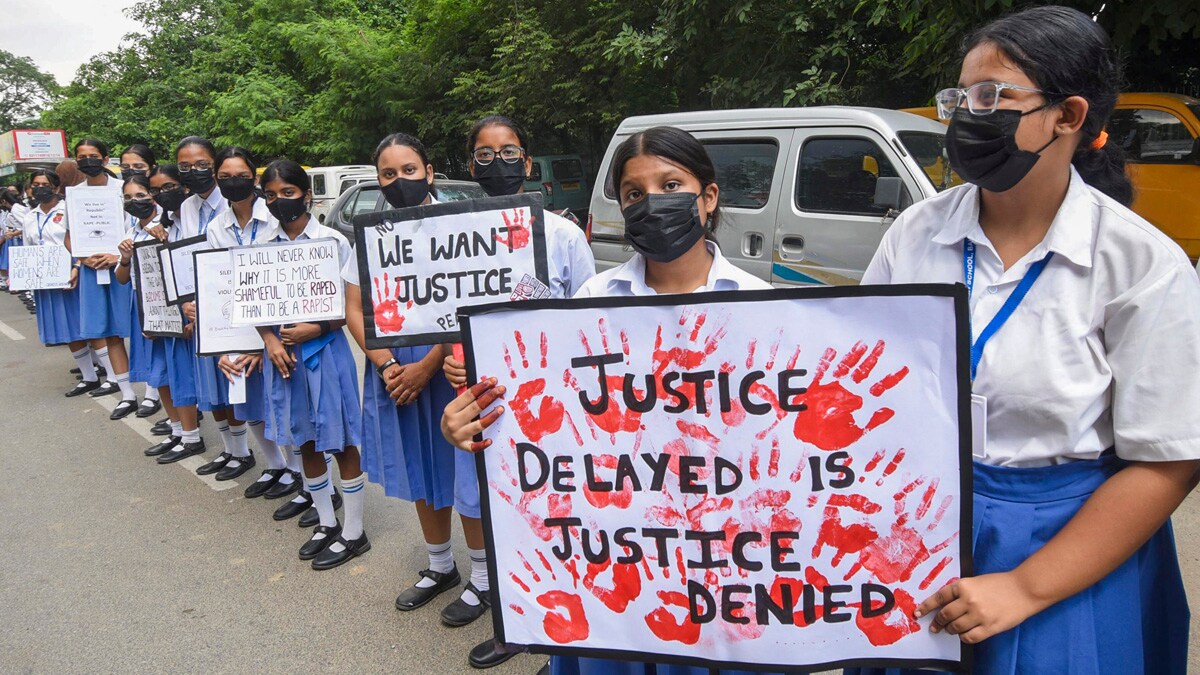 Patna: Students stage a protest over the alleged sexual assault and murder of Kolkata's PG trainee doctor, in Patna, Thursday, Aug 22, 2024. (PTI Photo)  (PTI08_22_2024_000040B)