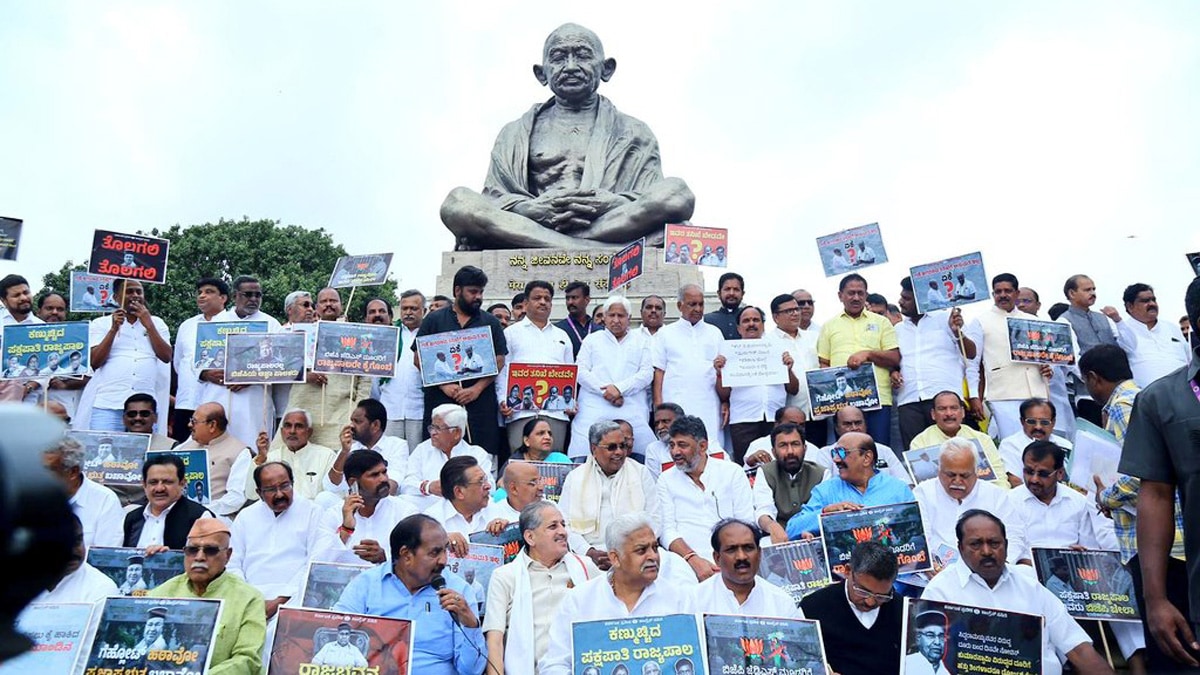 Karnataka CM Siddaramaiah, Deputy CM D.K. Shivakumar along with other Congress leaders stage a protest against the central government over the sanction granted by Governor Thaawarchand Gehlot to investigate and prosecute Siddaramaiah in the MUDA site allotment scam in Bengaluru | PTI