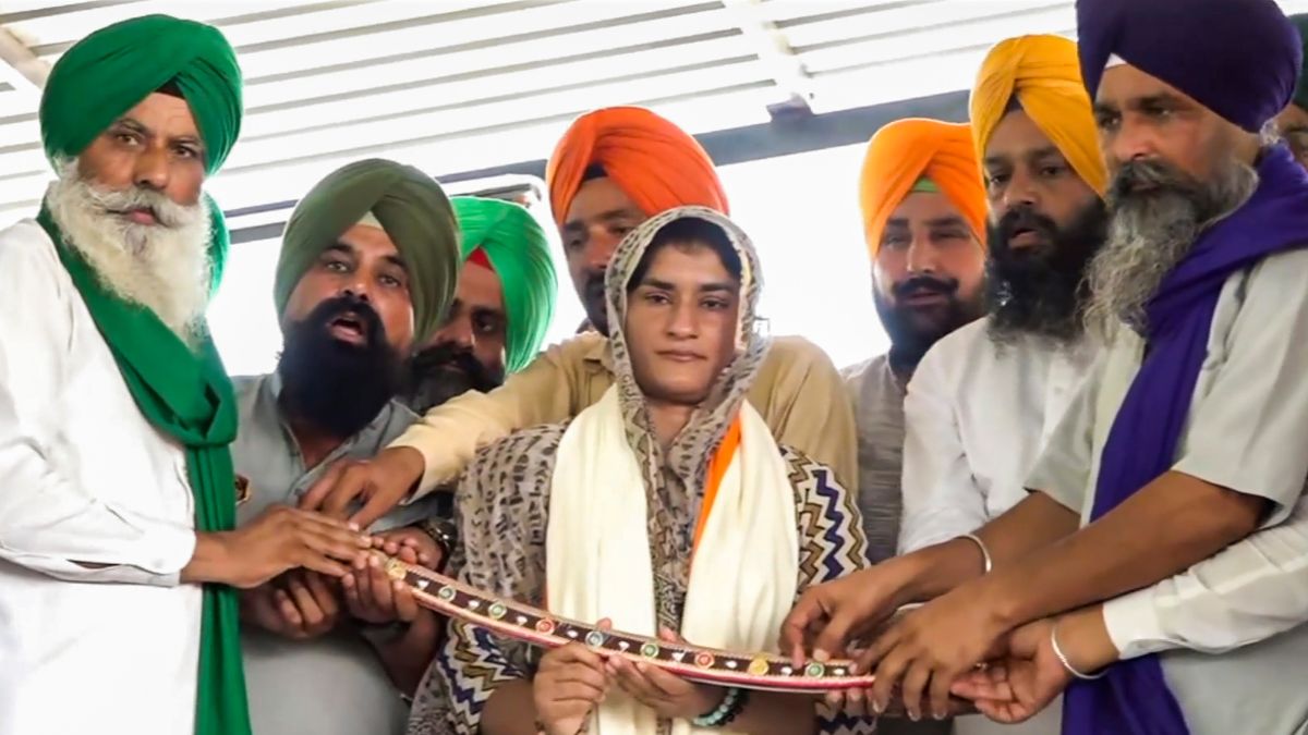 Olympian Vinesh Phogat being felicitated at a farmers' rally on the 200th day of their ongoing protest, at Shambhu border, on August 31, 2024 | PTI