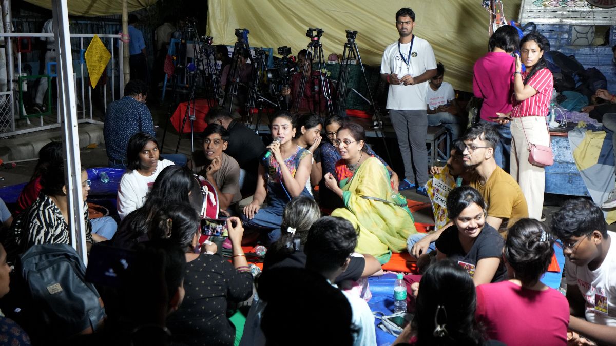 Junior doctors continue their 'dharna' against the RG Kar Hospital rape and murder incident, near Swasthya bhawan in Kolkata on September 17, 2024 | PTI