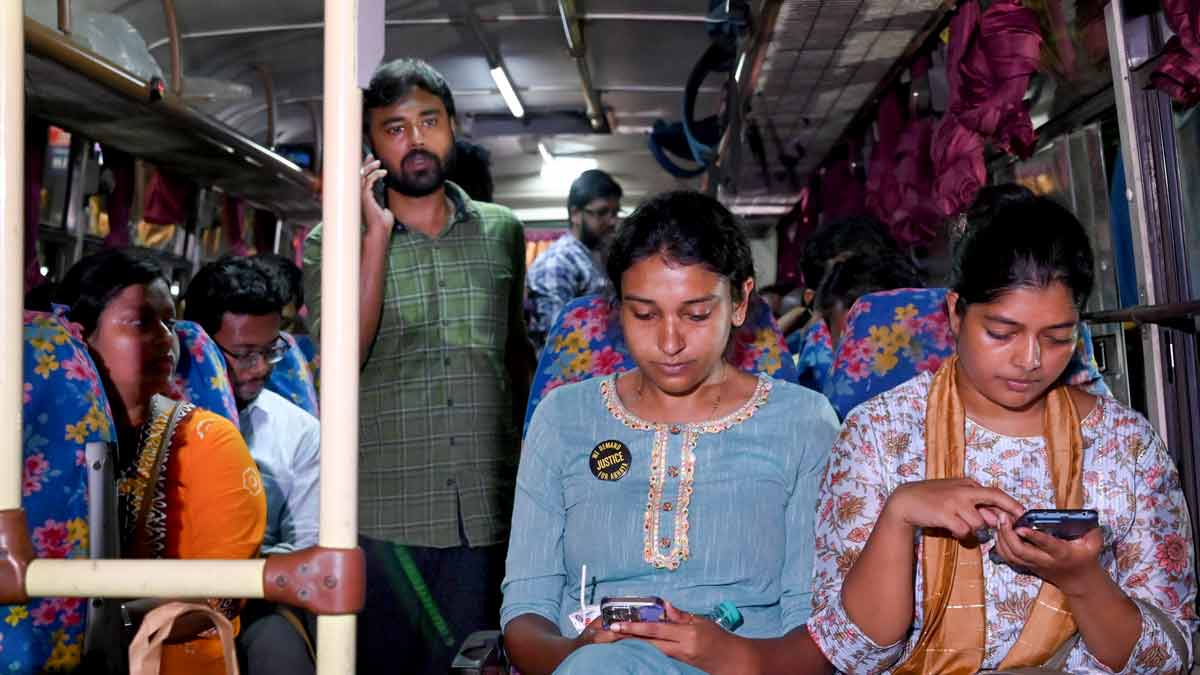 A delegation of junior doctors leave for Nabanna (State Secretariat) by bus to meet West Bengal Chief Secretary Manoj Pant | PTI