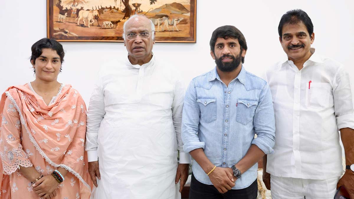 Vinesh Phogat and Bajrang Punia with Congress party president Mallikarjun Kharge and party general secretary K.C. Venugopal | via X