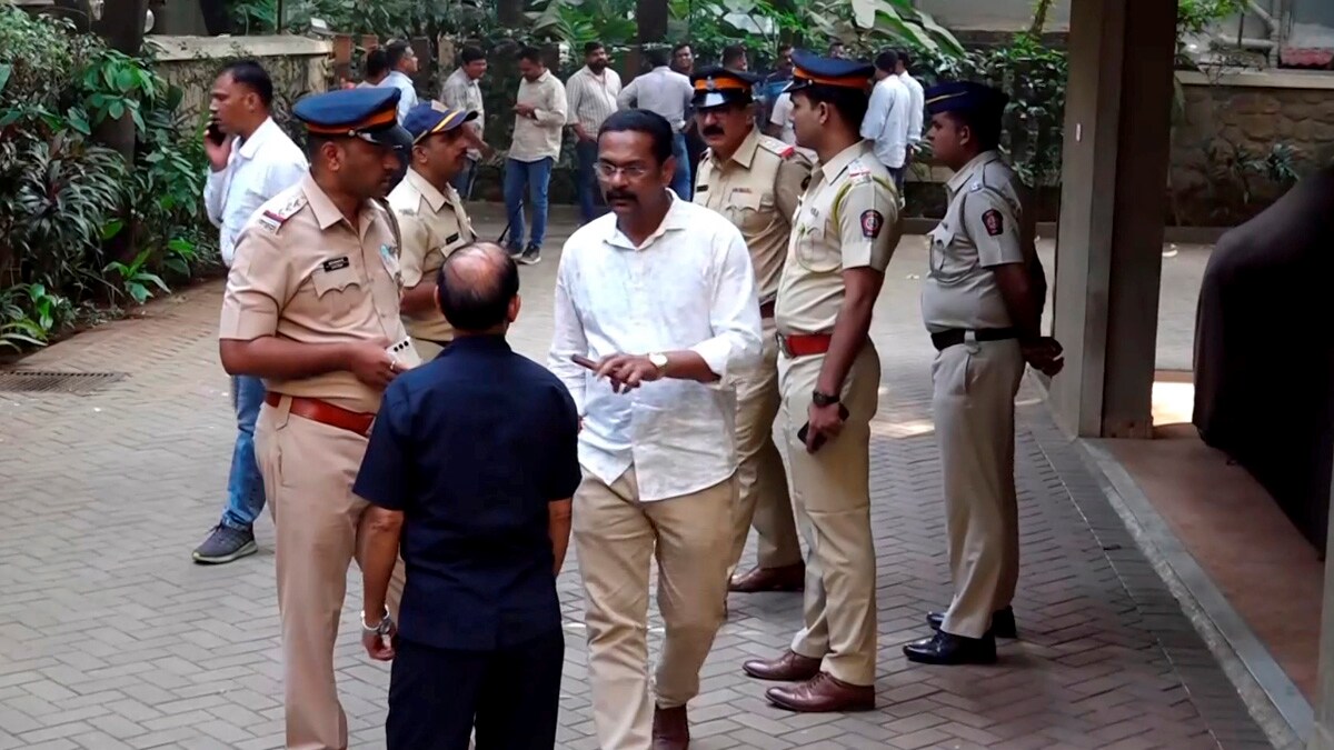 **EDS: SCREENSHOT VIA PTI VIDEO, Jan. 16, 2025** Mumbai: Police investigate at the residence of Bollywood actor Saif Ali Khan after he was attacked by an intruder with a knife at Bandra, in Mumbai, early Thursday, Jan. 16, 2025. (PTI Photo)  (PTI01_16_2025_000022B)