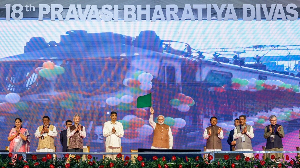 Prime Minister Narendra Modi with Odisha Governor Hari Babu Kambhampati, External Affairs Minister S Jaishankar, Union Ministers Ashwini Vaishnaw and Dharmendra Pradhan, and Chief Minister Mohan Charan Majhi, flags off 'Pravasi Bhartiya Express' during the inauguration of the 18th Pravasi Bharatiya Divas convention in Bhubaneswar | PTI