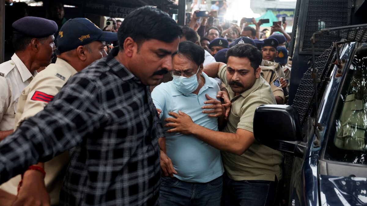 Sresan Pharma owner, S. Ranganathan, is escorted by Police to a local court after one of their medicines, Coldrif cough syrup, was linked to the death of multiple children in Parasia, Madhya Pradesh, India, October, 10, 2025. REUTERS/Priyanshu Singh