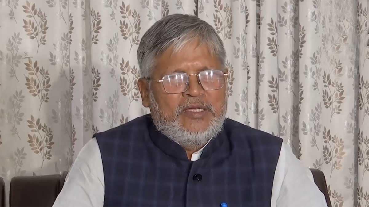 Mishrilal Yadav addressing a press conference in Patna 