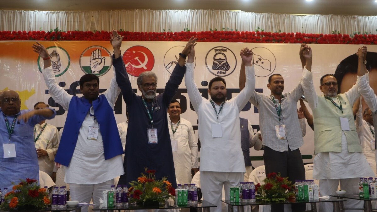 CPI(ML)'s Dipankar Bhattacharya with his alliance leaders | X
