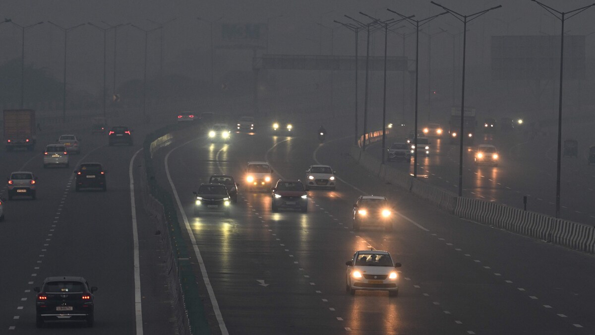 Commuters drive amid heavy smog in New Delhi on October 21, 2025, as haze engulfed the city skyline a day after Diwali celebrations, the Hindu festival of lights. Toxic air in India's capital spiralled to more than 23 times UN daily health limits on October 21, as the annual winter pollution blanketed the sprawling urban area of 30 million people. (Photo by Arun SANKAR / AFP)