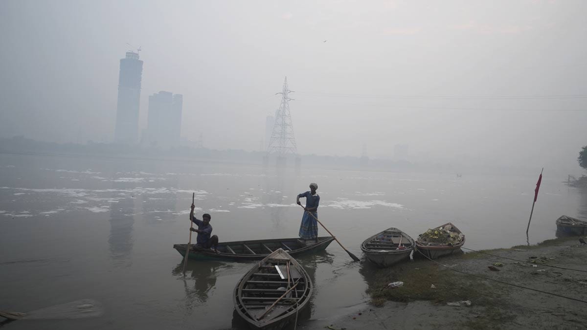 Men row their boat at Kalindi Kunj amid low visibility as air quality deteriorates across Delhi-NCR | PTI