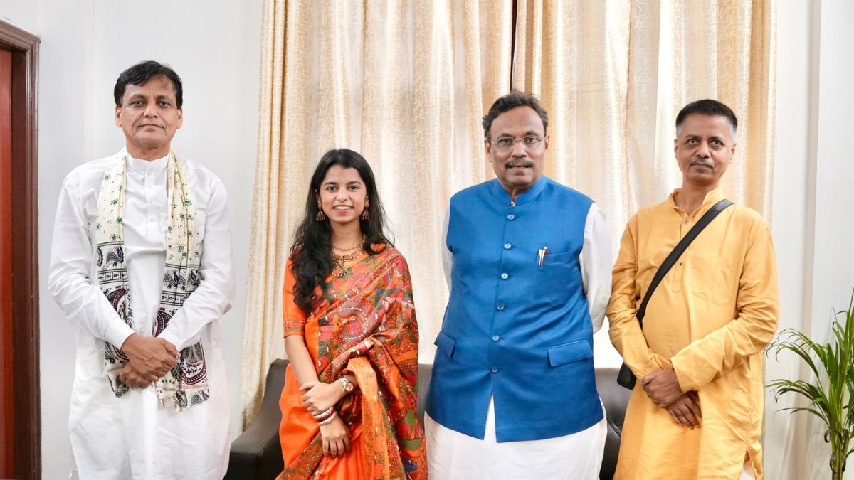 Bihari folk singer Maithili Thakur with BJP leaders Nithyanand Rai and Vinod Tawde | X 