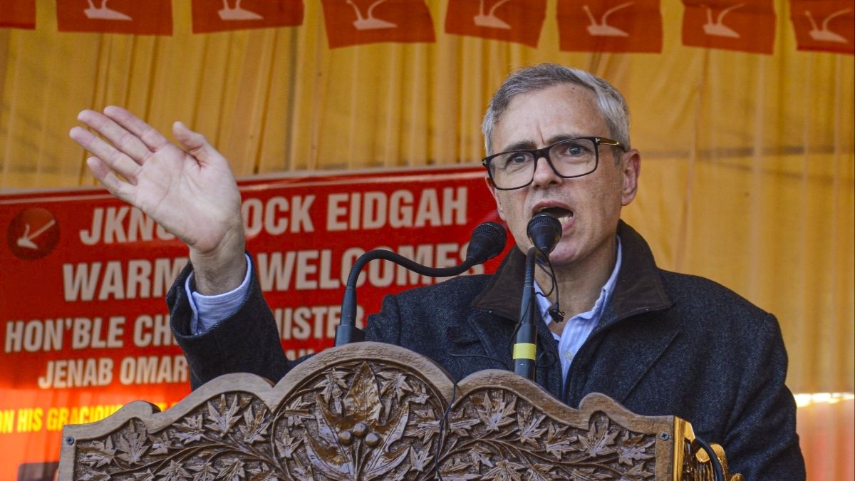 Jammu and Kashmir CM Omar Abdullah addresses a public rally after inaugurating the Noor Jahan Bridge, in Srinagar on Oct. 31, 2025 | PTI