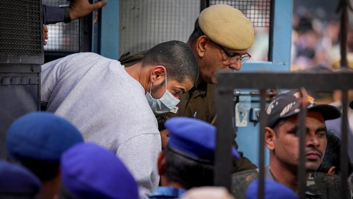 New Delhi: Gangster Anmol Bishnoi, the brother of gangster Lawrence Bishnoi and an accused in the murder of NCP leader Baba Siddique, being brought to the Patiala House Court, in New Delhi, Wednesday, Nov. 19, 2025. The NIA produced Anmol in the court around 5 pm after the federal agency arrested him upon his deportation from the US. (PTI Photo/Ravi Choudhary) (PTI11_19_2025_000364B)
