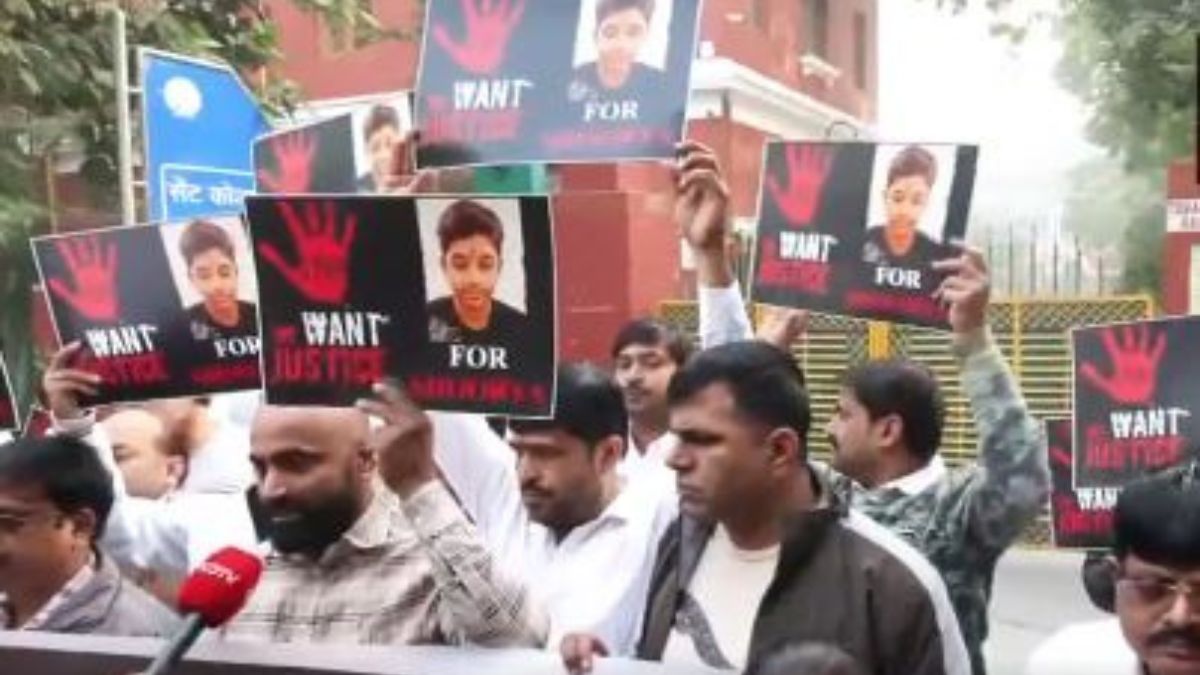 The protest held in front of St Columba School, Delhi, after the suicide of a student | X 