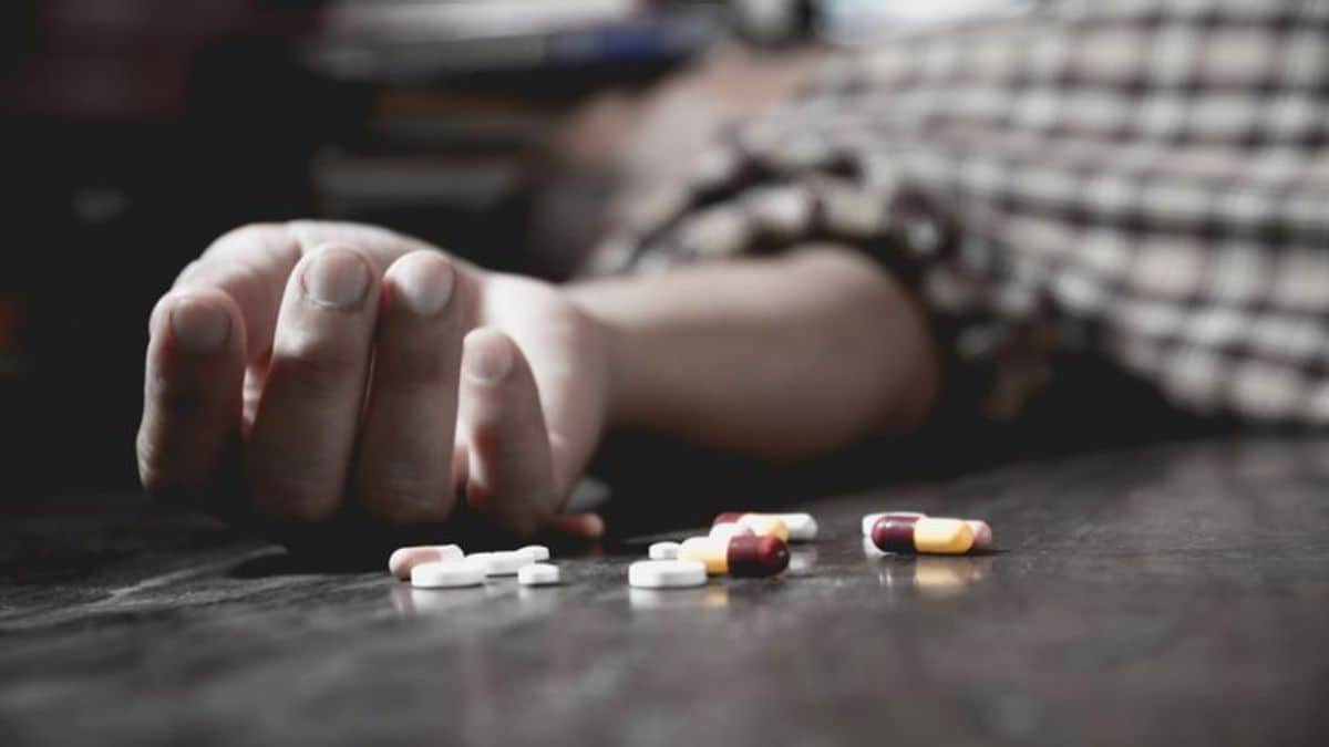 pills-suicide-attempt-rep - 1
