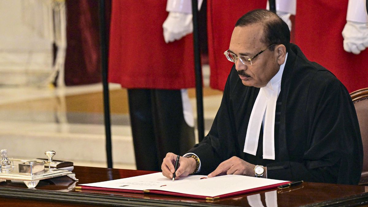 Justice Surya Kant signs the documents after taking oath as the 53rd Chief Justice of India (CJI), at Rashtrapati Bhavan in New Delhi | @rashtrapatibhvn/X