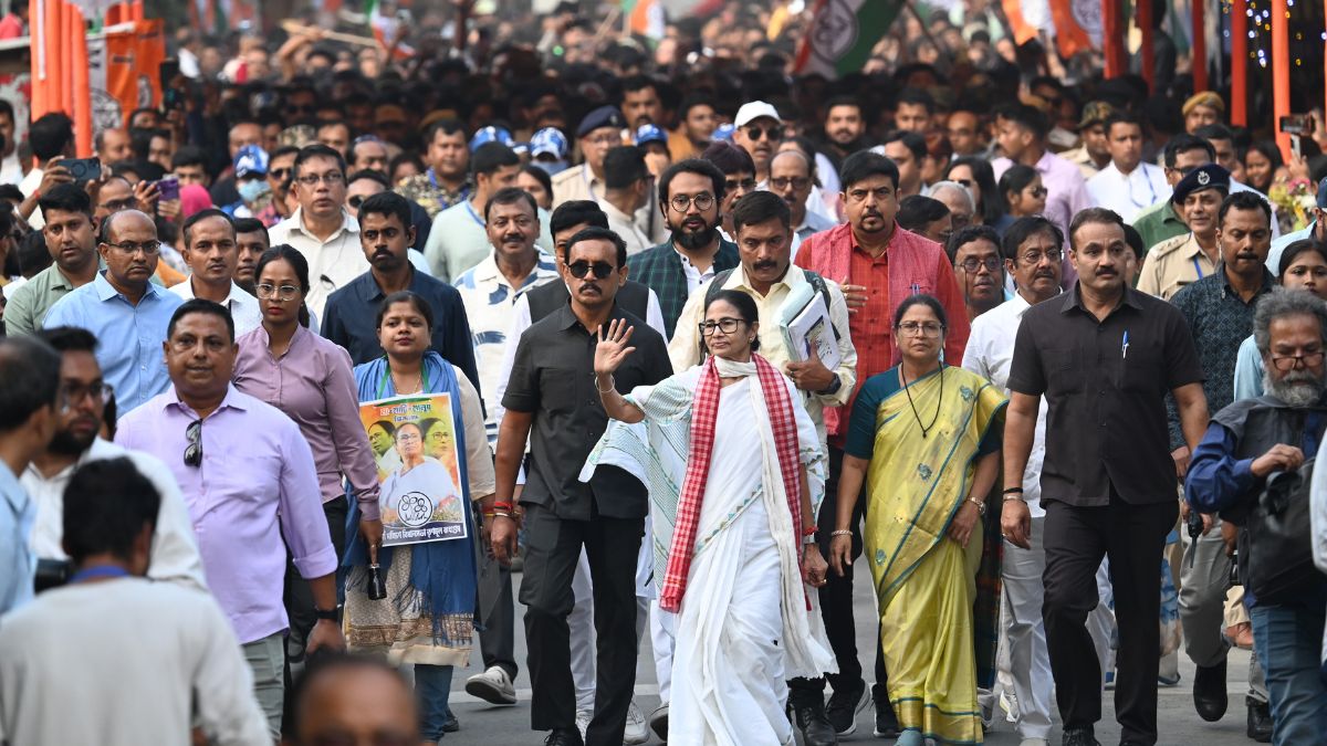 Mamata Banerjee walks with people during Bongaon rally | Salil Bera