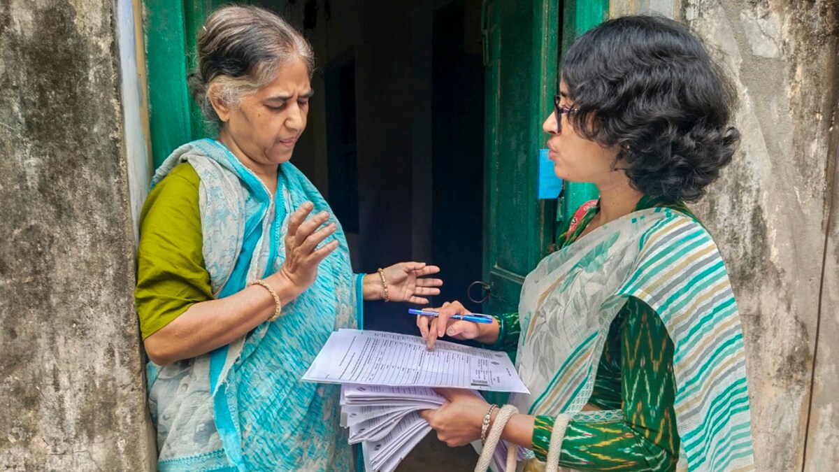 **EDS: THIRD PARTY IMAGE** In this image posted on Nov. 4, 2025, A booth level officer (BLO) explains the details of an enumeration form to a voter as the Special Intensive Revision (SIR) of electoral rolls begins in West Bengal. (@ECISVEEP/X via PTI Photo)(PTI11_04_2025_000133B)