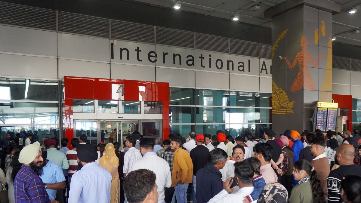 Delhi airport British man slips past - 1