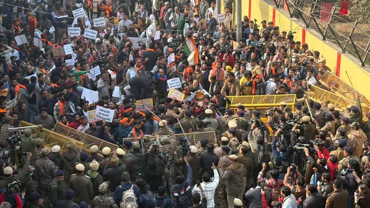 VHP and Bajrang Dal activists stage a protest outside the Bangladesh High Commission in Delhi | X/ANI