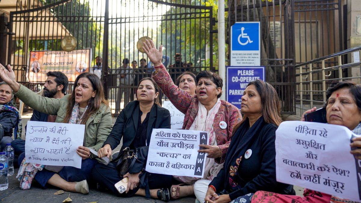 Agitators including women activists, stage a protest against the suspension of the jail term of Kuldeep Sengar, a former BJP MLA who was convicted in the Unnao rape case, outside the Delhi High Court | PTI