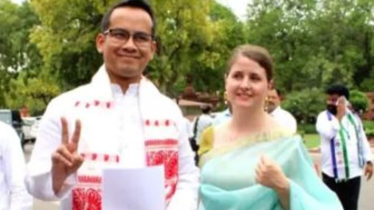 Gaurav Gogoi with his wife Elizabeth Coleburn | X 