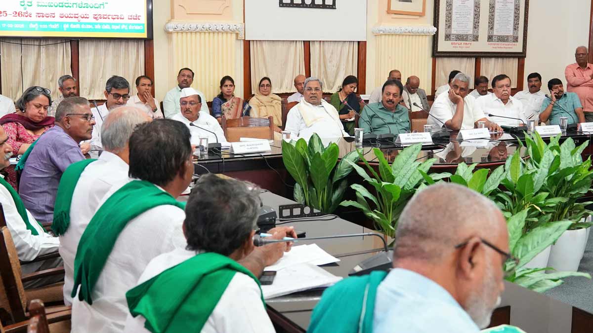 Farmer leaders at a meeting with Chief Minister Siddaramaiah 