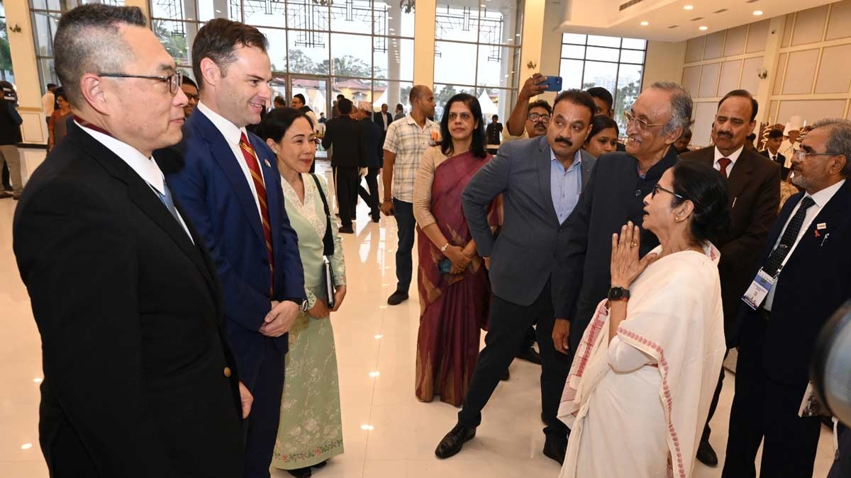 Chief Minister Mamata Banerjee welcomes the guests on the eve of Bengal Global Business Summit at Eco park in Kolkata | Salil Bera