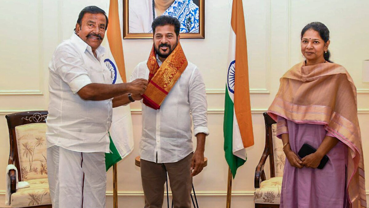 **EDS: THIRD PARTY IMAGE** In this image released by @arivalayam via X on Thursday, March 13, 2025, Telangana Chief Minister Revanth Reddy being welcomed as he arrives to participate in the Joint Action Group meeting regarding the re-delimitation of parliamentary constituencies, in Chennai. DMK MP Kanimozhi is also seen. (PTI Photo)  (PTI03_13_2025_000053B)